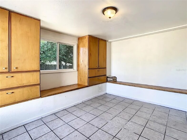 Building Photo - 4239 Ridgefield Ave