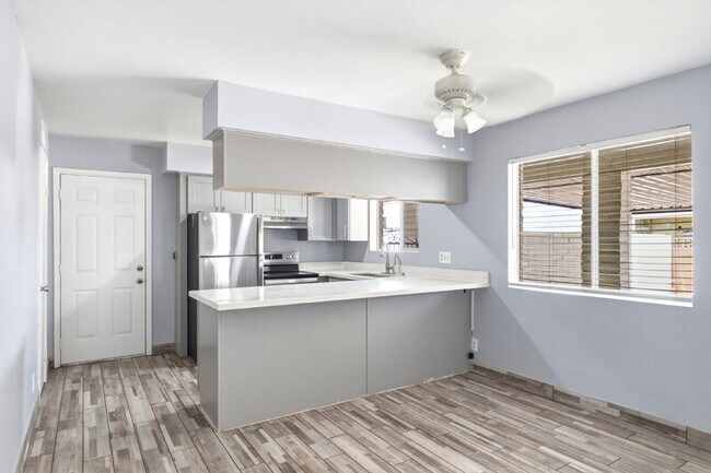 Building Photo - 1129 N Wedgewood Cir
