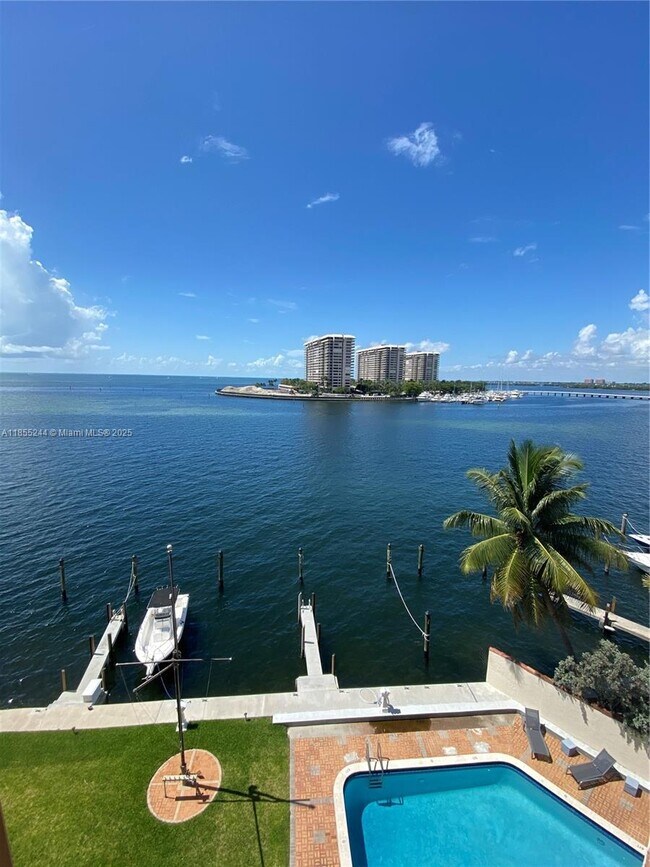 Primary Photo - 1632 S Bayshore Ct