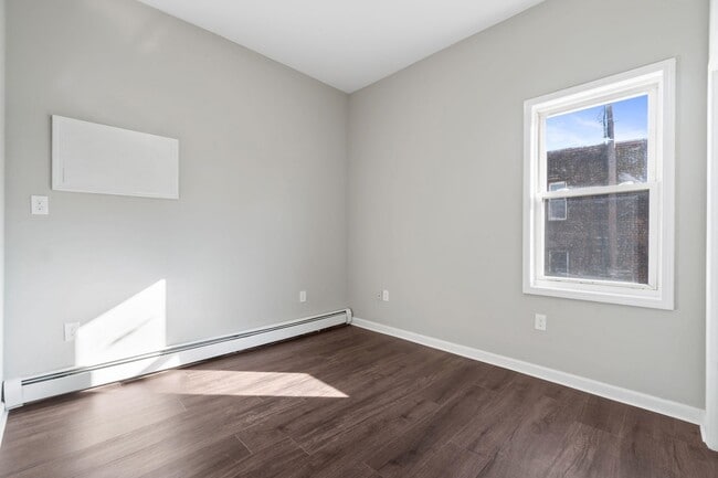 Building Photo - 162 Clerk St