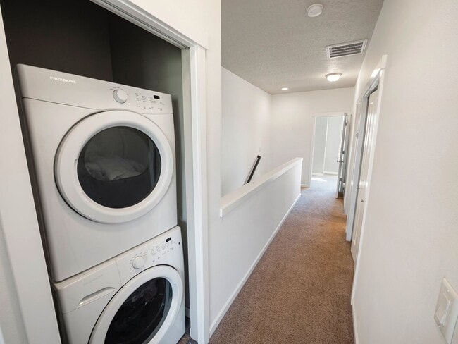 Building Photo - 2423 W Bridge Ave