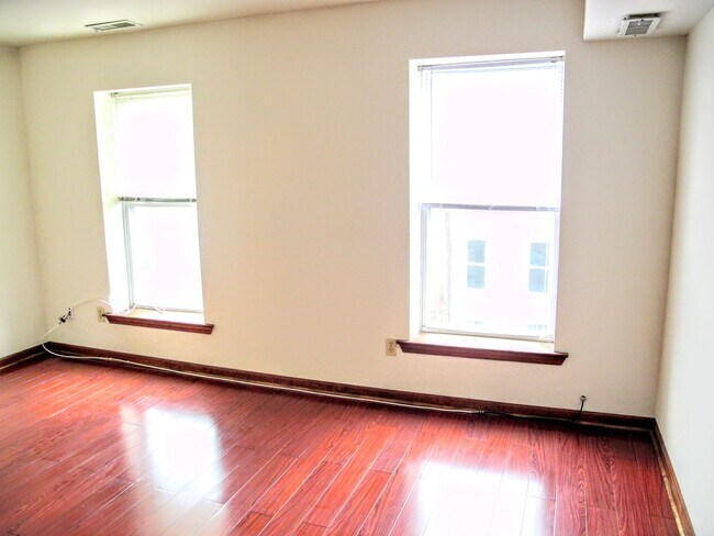 Building Photo - 743 S 20th St