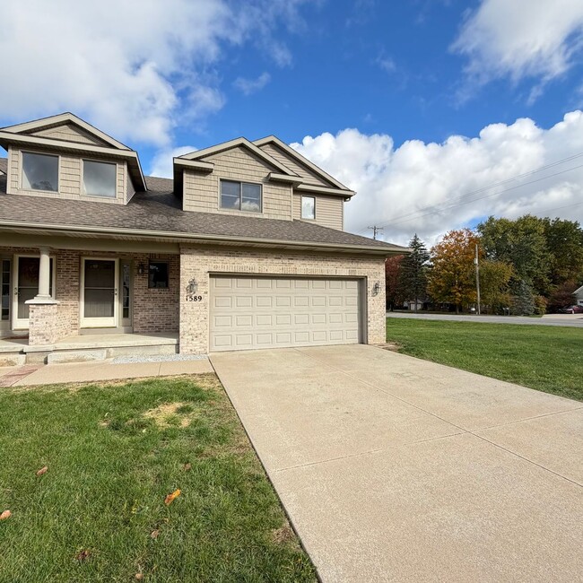 Building Photo - Large 3 bedroom duplex - move in ready!