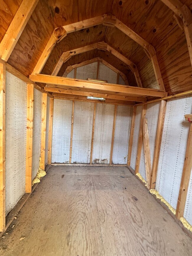 Building Photo - Charming and spacious with thoughtful updates! This 3 bed 2 bath feels new and trendy, schedule y...