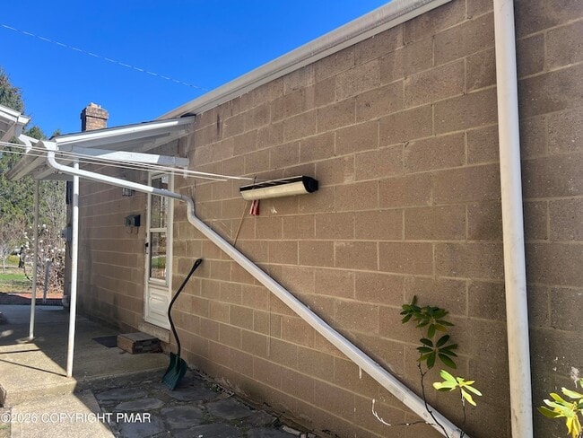 Building Photo - 144 E Diaz Ave