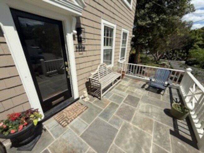 Building Photo - *DREAM LOCATION* 6BR Completely Renovated Duplex