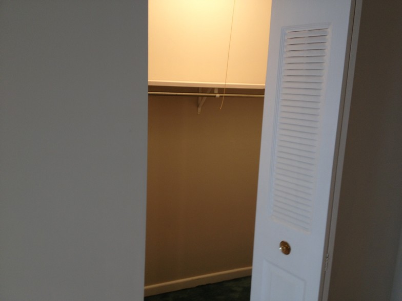 Livingroom Closet - 2527 Hydraulic Rd