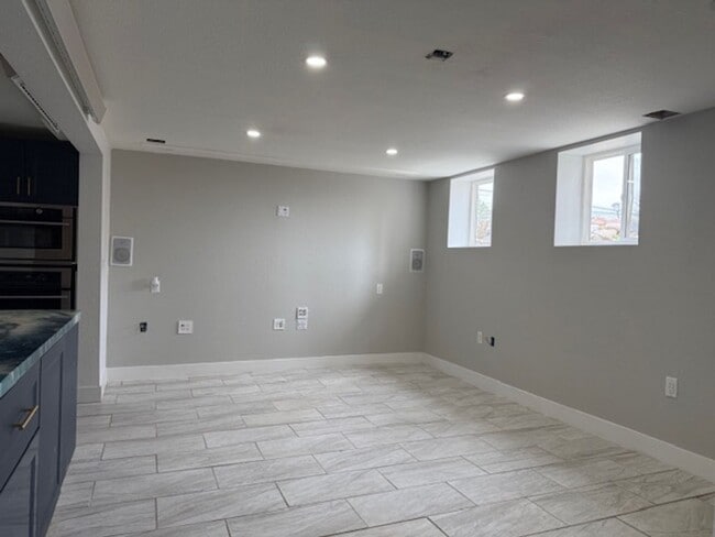 Building Photo - Fifth 801