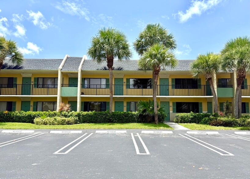 Building Photo - 1625 Meadows Cir W