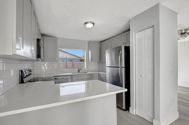 Building Photo - 9632 Saddlebrook Dr