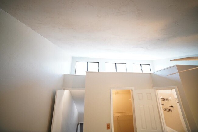 Building Photo - 1530 Merry Oaks Ct