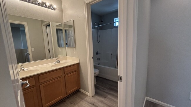 Building Photo - 4 Bed, 3 Bath