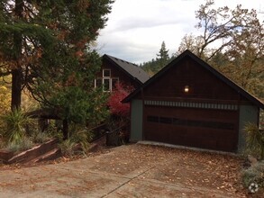 Building Photo - One of a kind South Eugene home