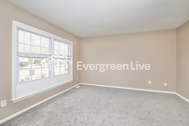 Building Photo - 2407 Phoenix Dr