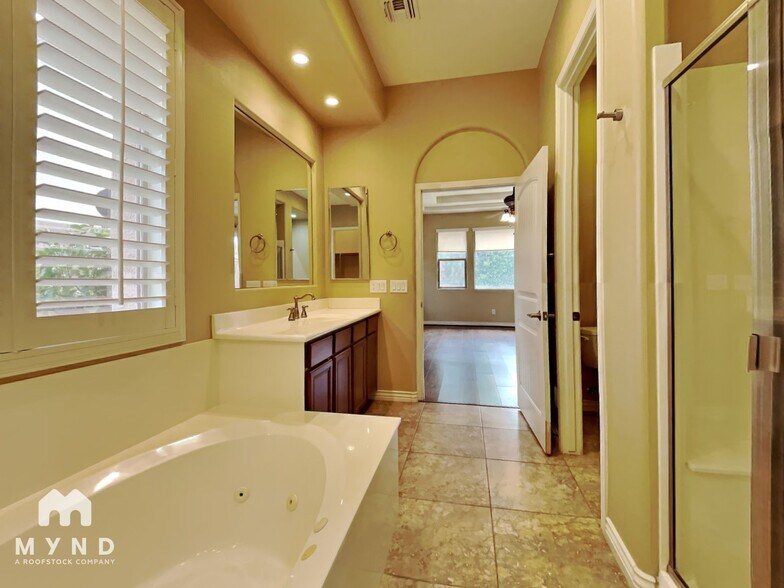 Building Photo - 2716 S Quinn Ave