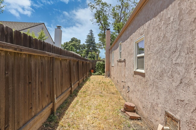 Building Photo - 805 W Sonoma Ave