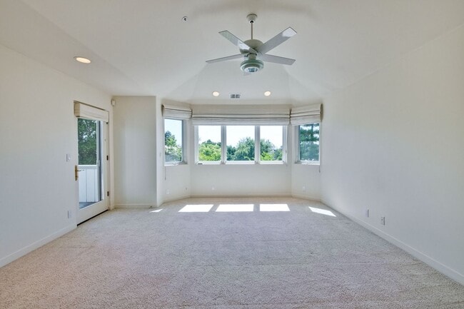 Building Photo - Large 3,767 sqft home on a 10,000 sqft lot- 2 bed located on 1st floor w/ separate entrance - Top...