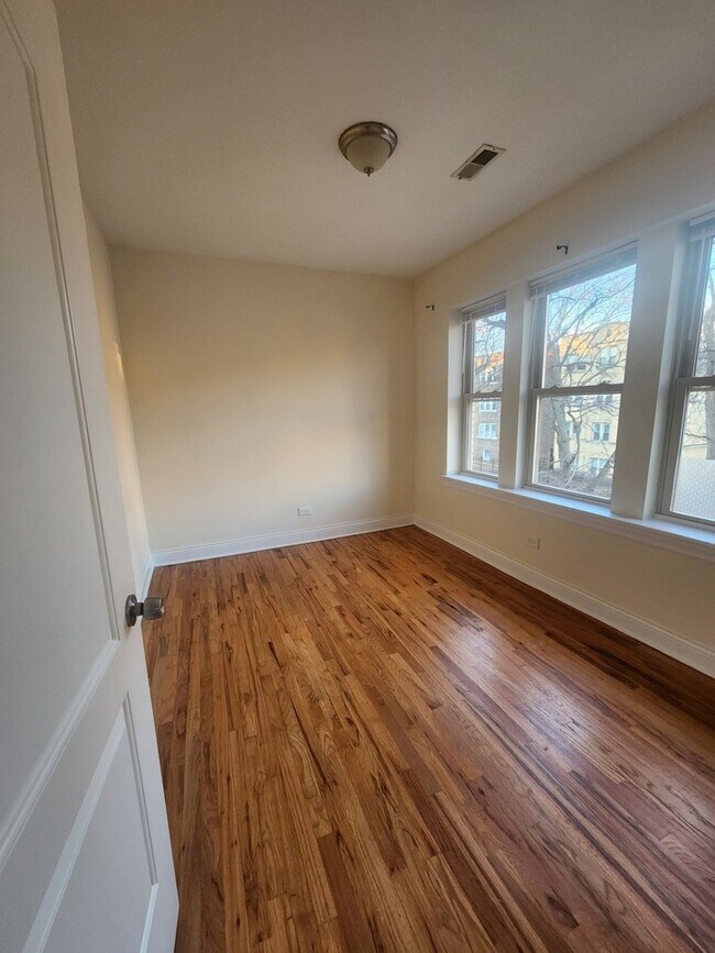 Building Photo - 5016 N Harding Ave