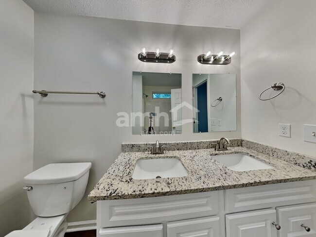 Building Photo - 7 Hazeltine Ct