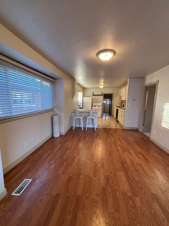 Building Photo - Salt Lake Cottage home 3 bed, 2 baths