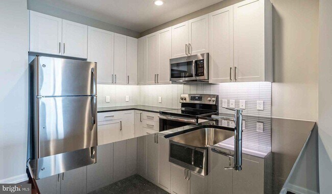 Building Photo - Luxurious 2 Bed on the MainLine