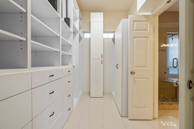 Building Photo - 10011 Lakeside Gables Dr