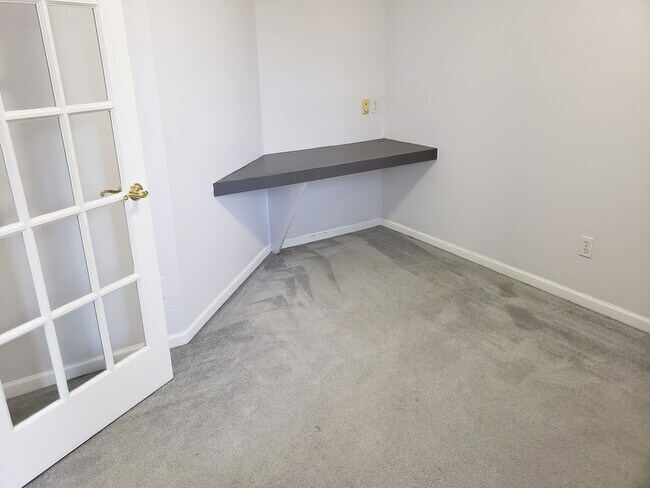 Building Photo - 3910 Old Elm Dr SE