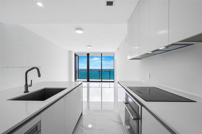 Building Photo - 700 NE 24th St