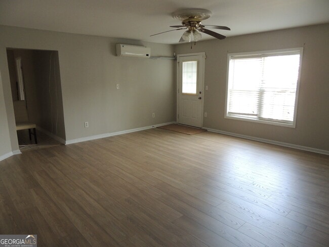 Building Photo - 450 MacLand Dr