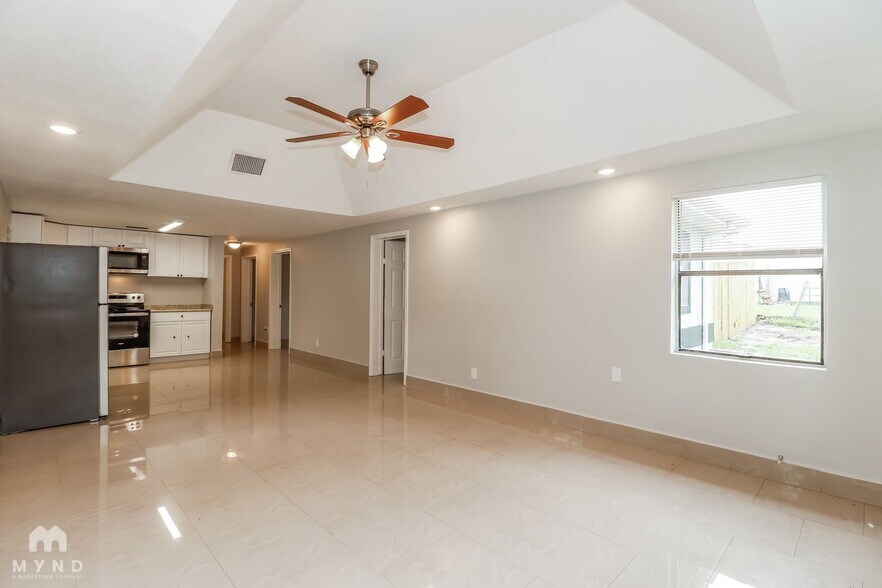 Building Photo - 7018 Maclura Dr
