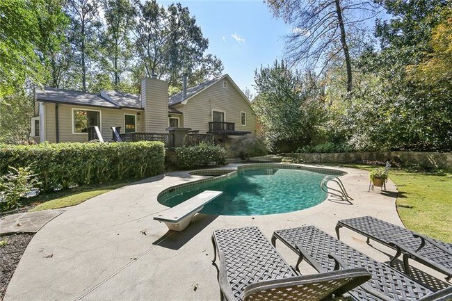 Building Photo - 586 Starlight Dr NE