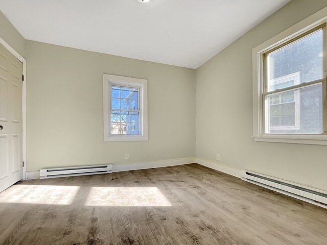 Building Photo - 32 Harwood St