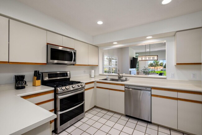 Building Photo - 270 Vista Royale Cir E