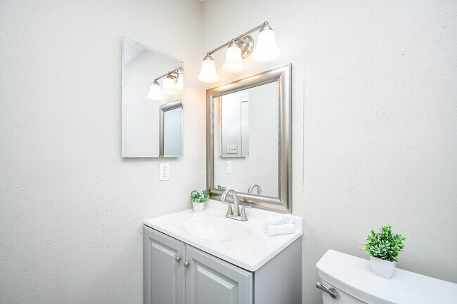 Building Photo - 17331 Red Oak Dr