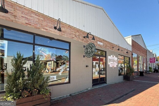 Building Photo - 255 Lowry St