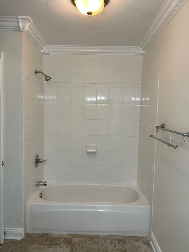 Building Photo - 3219 Thomasville Rd