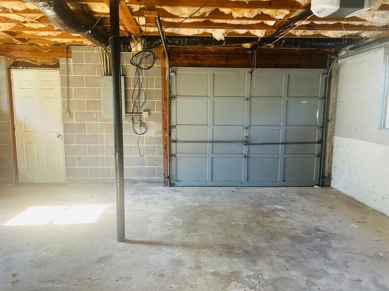 Building Photo - 1271 Village Cir