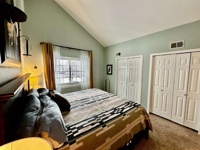 Building Photo - Wonderful 3-Bed Townhome Near Waneka Lake!