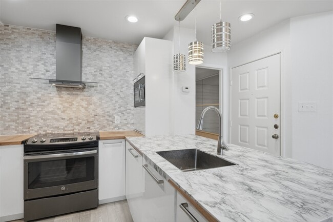 Building Photo - 10855 Meadowglen Ln