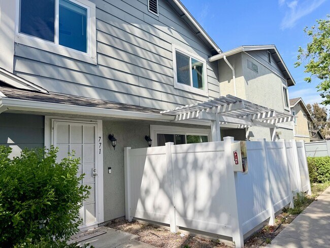 Building Photo - Stylish 2BR Condo in Desirable Community with Pool & Spa