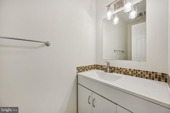 Building Photo - 12260 Greenleaf Ave