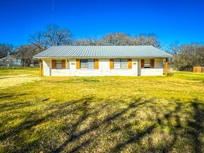 Building Photo - Unit 1 is a 2 Bedroom, 1 Bath in the Quite Country of Johnson County