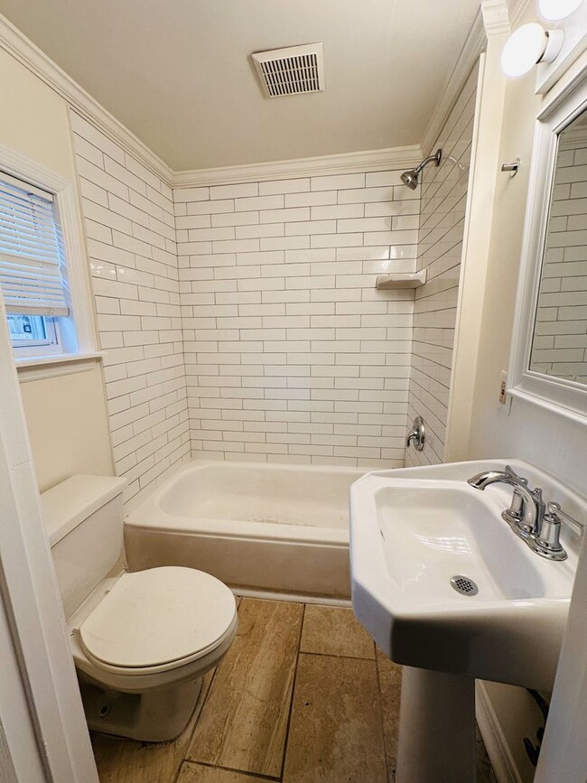 Building Photo - Well maintained home minutes from Uptown!