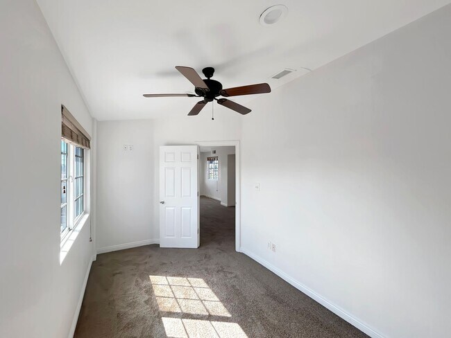 Building Photo - Beautiful 3B 2BA Duplex Unit w/ Balcony, W...