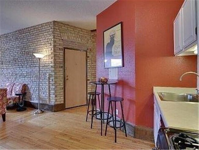 Building Photo - 605 S 9th St