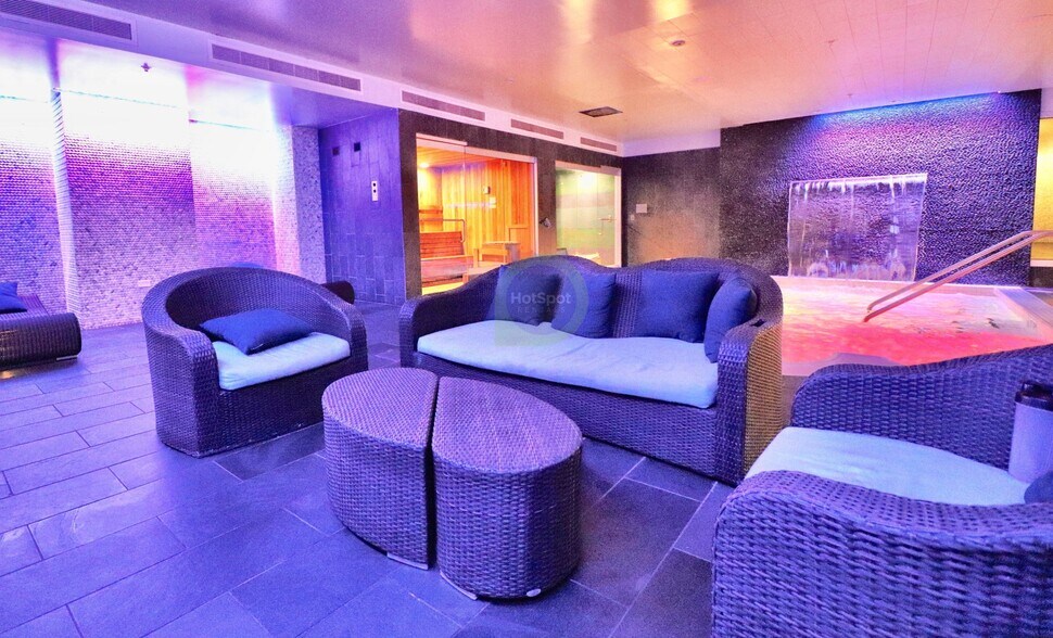 Building Photo - 458 W Huron St