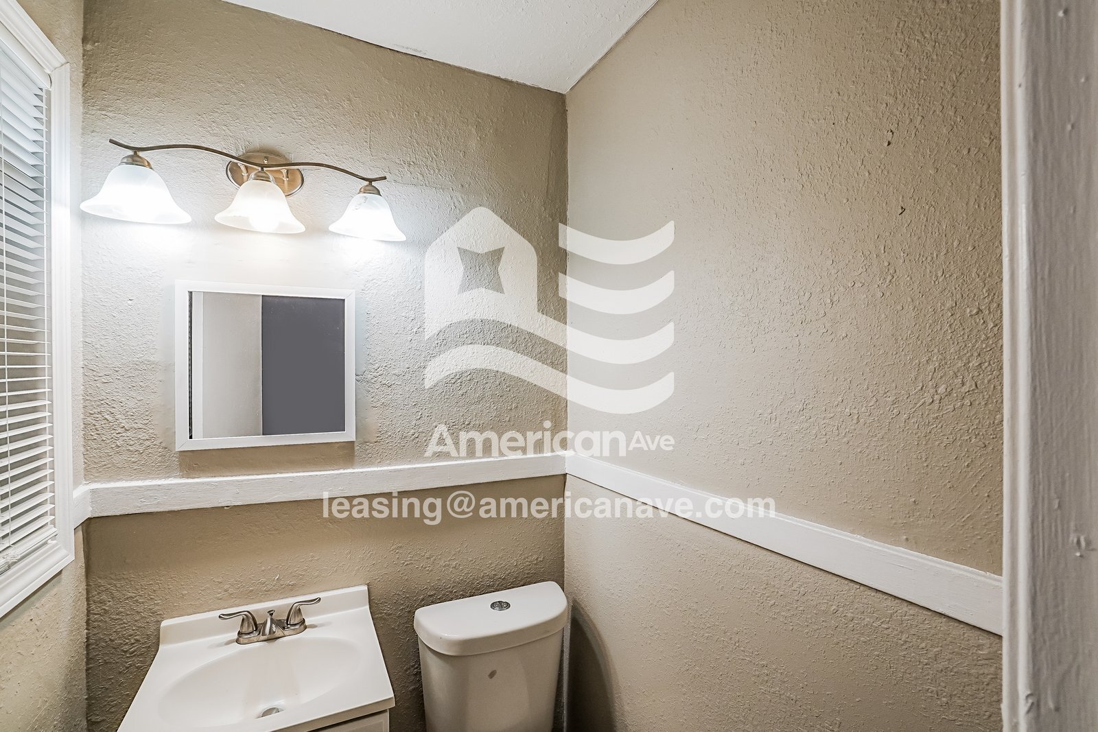 Building Photo - 3027 Woodside Dr