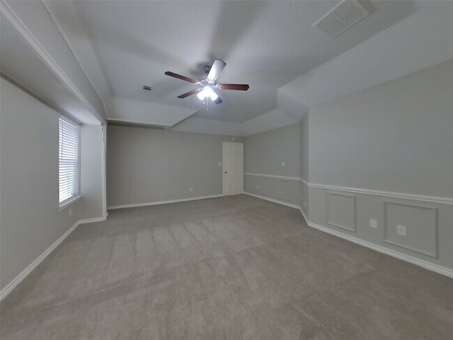 Building Photo - 729 Forest Ln Dr