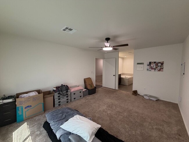 Building Photo - 3 BEDROOM HOME IN DESERT SKY!