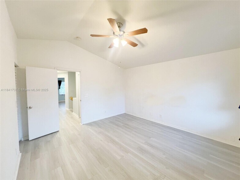 Building Photo - 5565 SW 43rd St